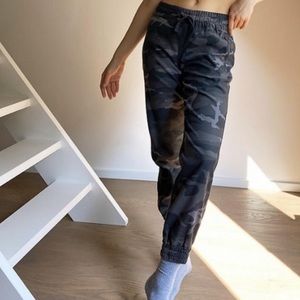 SOLD DO NOT BUY Aritzia Women’s Tna Camo Joggers